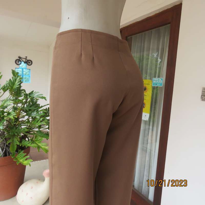 Capri pants in golden brown wash/wear polyester. Perfect 36/12. Boutique made. Bandless. New cond.