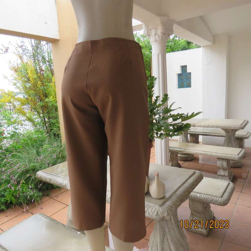 Capri pants in golden brown wash/wear polyester. Perfect 36/12. Boutique made. Bandless. New cond.