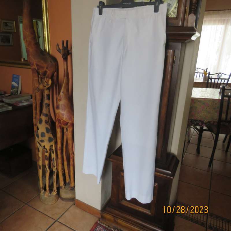 Men`s white summer pants by CIGNAL (Markham) size 34/87cm. Flat front. Used once.Brand new cond.