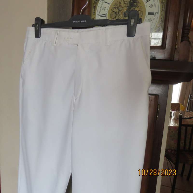 Men`s white summer pants by CIGNAL (Markham) size 34/87cm. Flat front. Used once.Brand new cond.