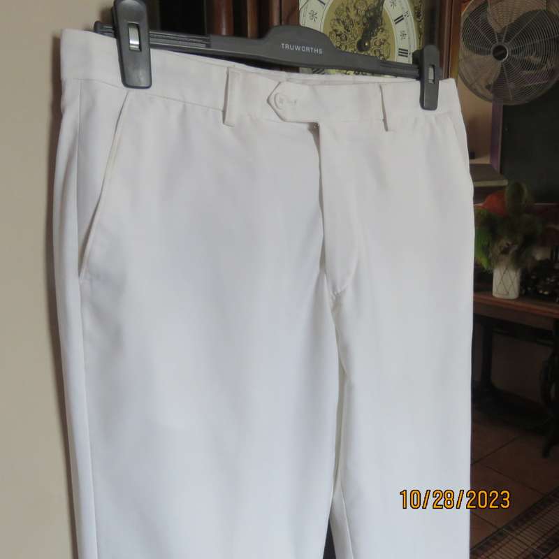 Men`s white summer pants by CIGNAL (Markham) size 34/87cm. Flat front. Used once.Brand new cond.
