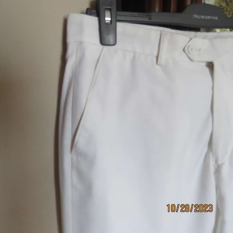 Men`s white summer pants by CIGNAL (Markham) size 34/87cm. Flat front. Used once.Brand new cond.