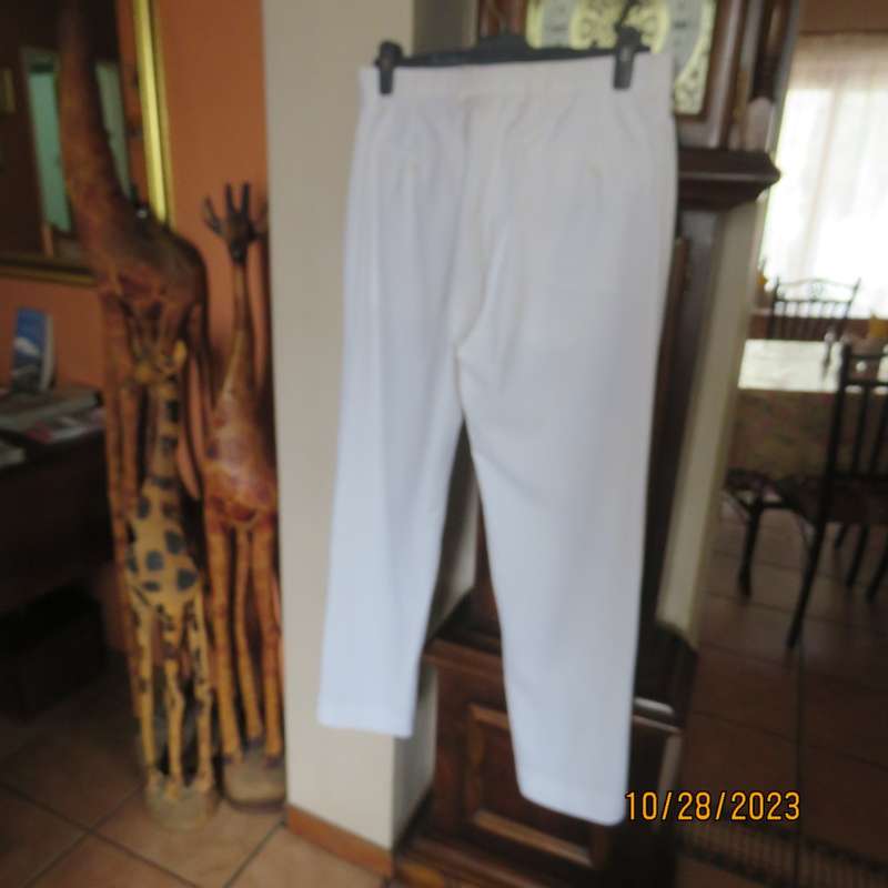 Men`s white summer pants by CIGNAL (Markham) size 34/87cm. Flat front. Used once.Brand new cond.