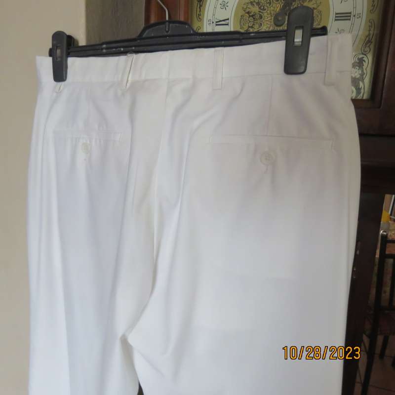 Men`s white summer pants by CIGNAL (Markham) size 34/87cm. Flat front. Used once.Brand new cond.