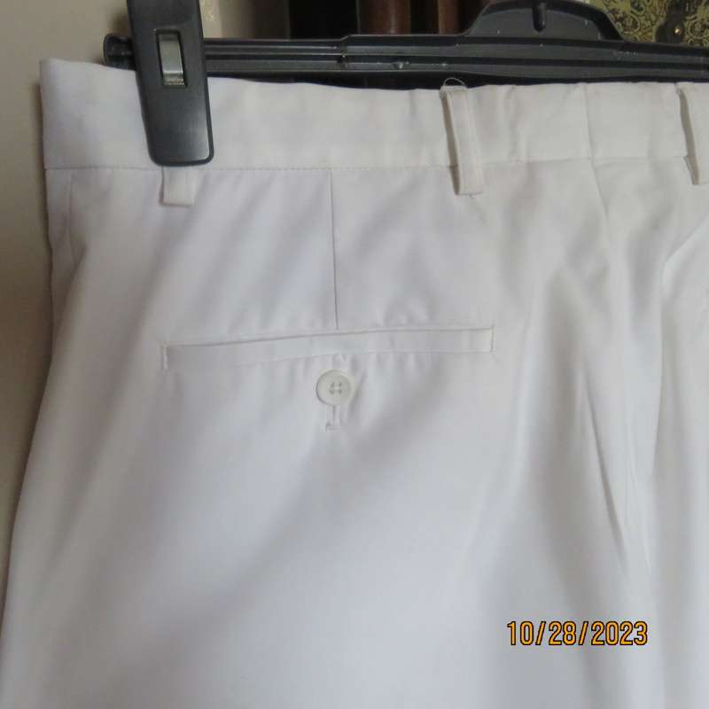 Men`s white summer pants by CIGNAL (Markham) size 34/87cm. Flat front. Used once.Brand new cond.