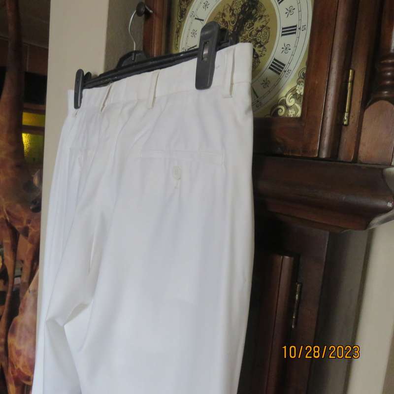 Men`s white summer pants by CIGNAL (Markham) size 34/87cm. Flat front. Used once.Brand new cond.