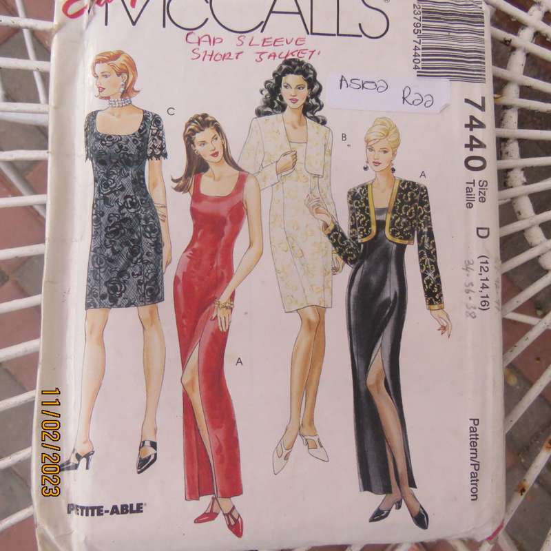 Easy McCall`s sewing pattern 7440 in size 6 to 22 in 10 pieces. Good condition