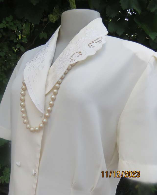 Amazing feminine rich cream silky poly double breast blouse. Embroidered collar.Size 37/13.New cond.