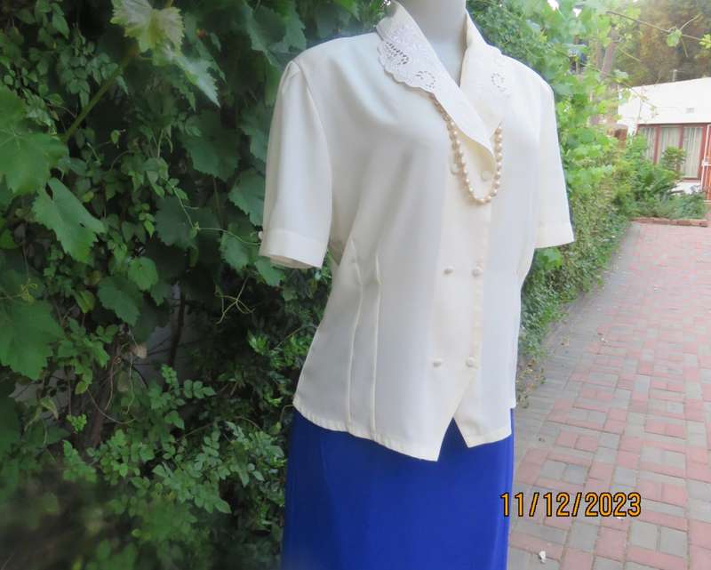 Amazing feminine rich cream silky poly double breast blouse. Embroidered collar.Size 37/13.New cond.