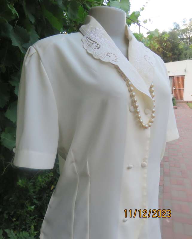 Amazing feminine rich cream silky poly double breast blouse. Embroidered collar.Size 37/13.New cond.