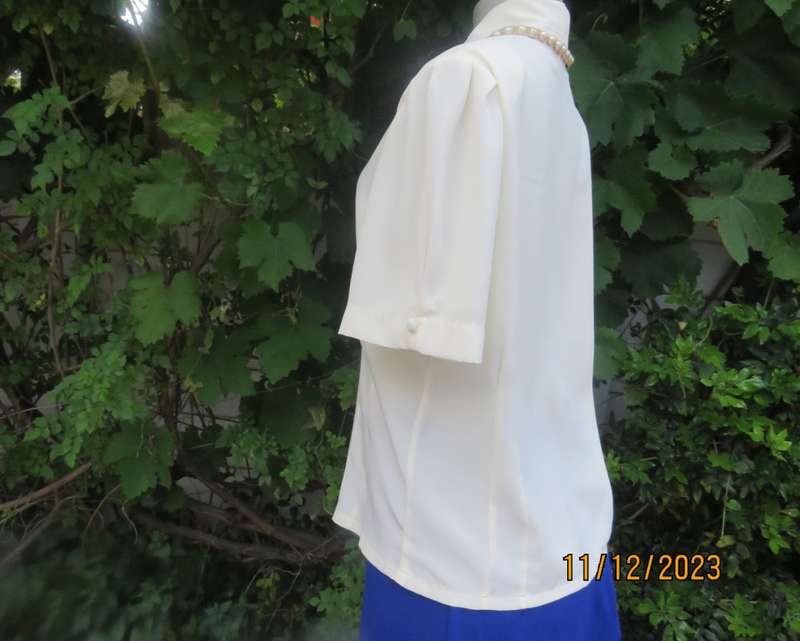 Amazing feminine rich cream silky poly double breast blouse. Embroidered collar.Size 37/13.New cond.