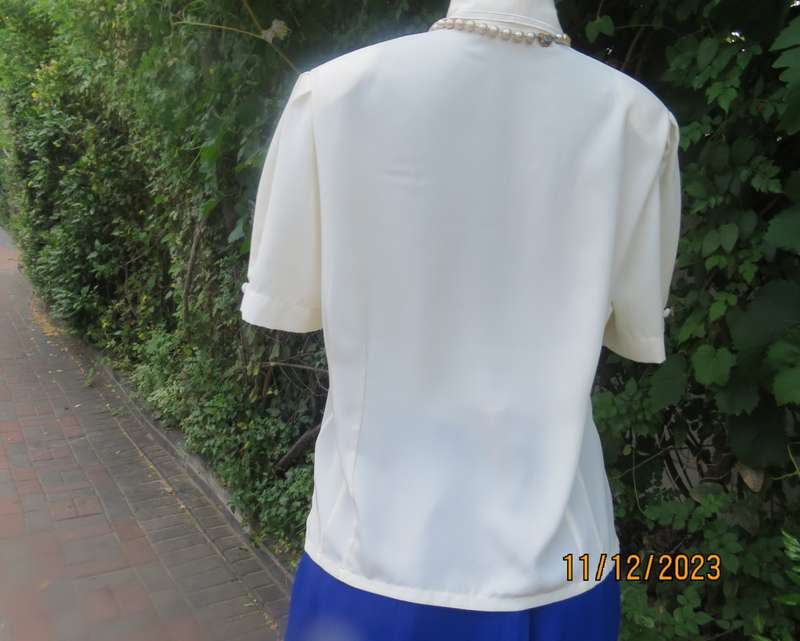 Amazing feminine rich cream silky poly double breast blouse. Embroidered collar.Size 37/13.New cond.