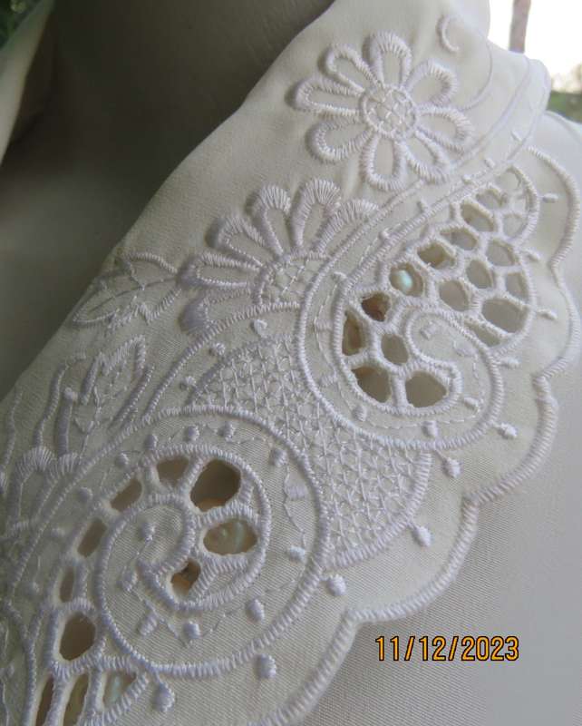 Amazing feminine rich cream silky poly double breast blouse. Embroidered collar.Size 37/13.New cond.