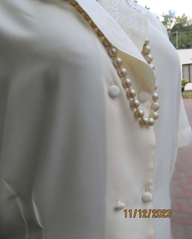 Amazing feminine rich cream silky poly double breast blouse. Embroidered collar.Size 37/13.New cond.