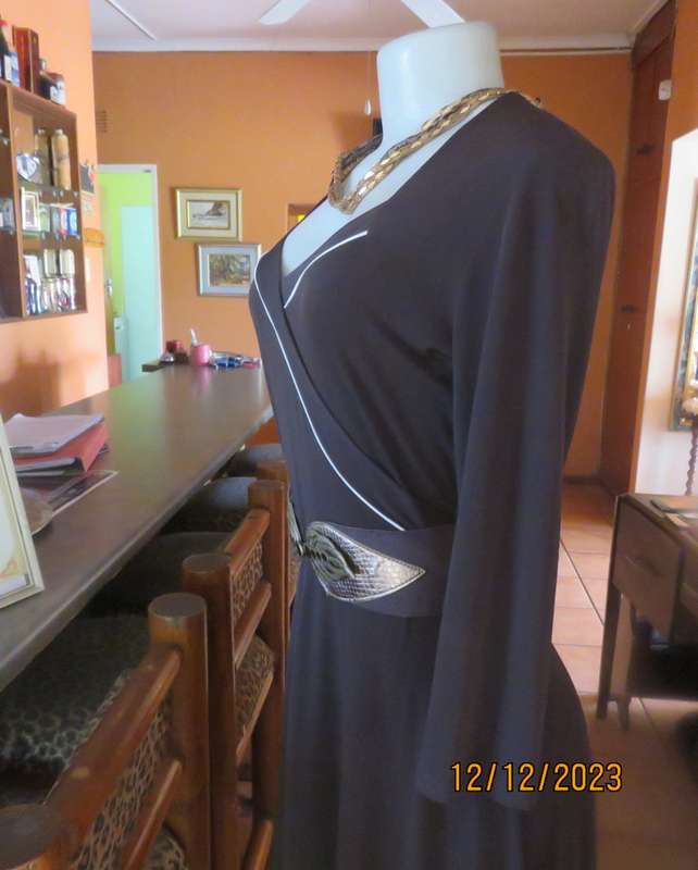 Figure fitting high quality DANIEL HECHTER choc brown stretch poly dress. Size 36. Flare bottom.