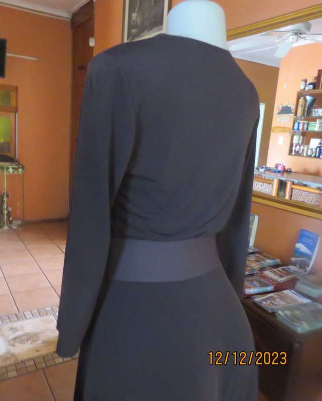 Figure fitting high quality DANIEL HECHTER choc brown stretch poly dress. Size 36. Flare bottom.