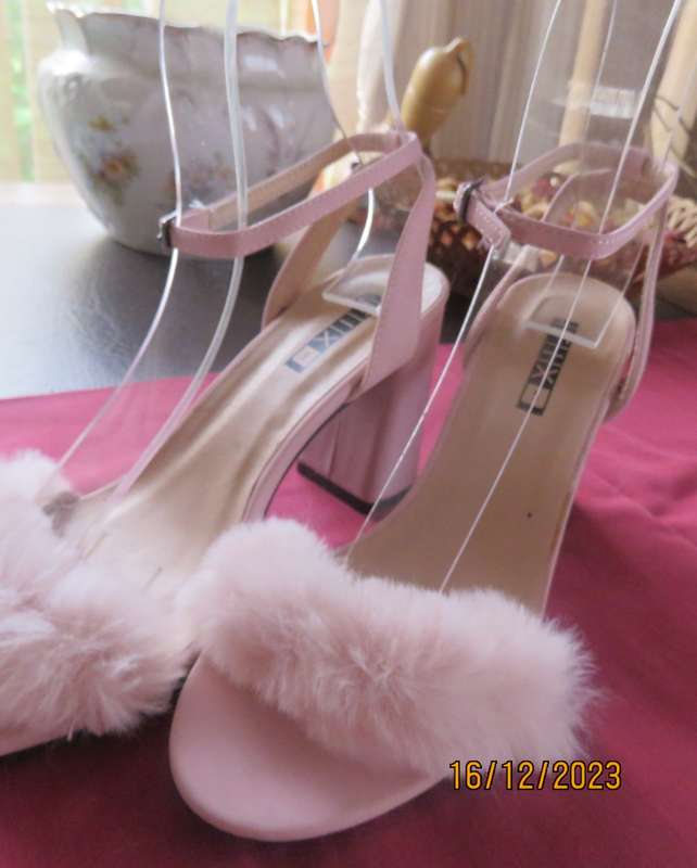 Pair of pale pink block heel sandals with ankle straps. Band over foot with faux fur.Size 5 by FIX.