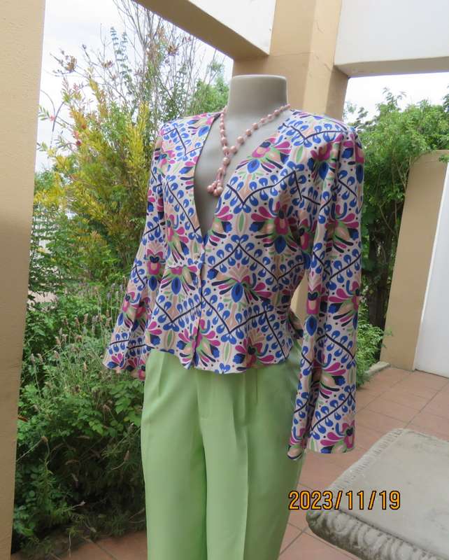 Chic long bell sleeve colourfull cropped top. Low V with flare peplum. By ZARA size 36. New cond.