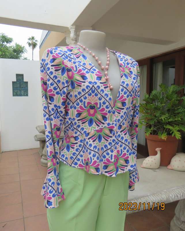 Chic long bell sleeve colourfull cropped top. Low V with flare peplum. By ZARA size 36. New cond.