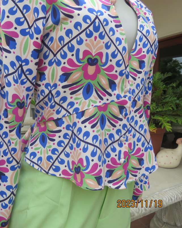 Chic long bell sleeve colourfull cropped top. Low V with flare peplum. By ZARA size 36. New cond.