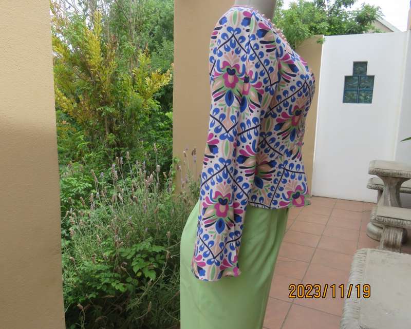 Chic long bell sleeve colourfull cropped top. Low V with flare peplum. By ZARA size 36. New cond.