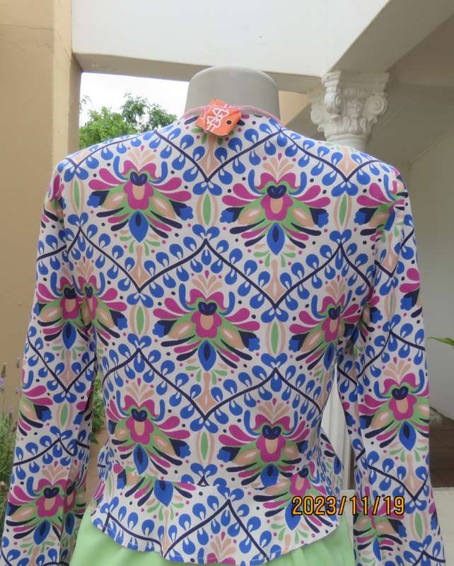 Chic long bell sleeve colourfull cropped top. Low V with flare peplum. By ZARA size 36. New cond.