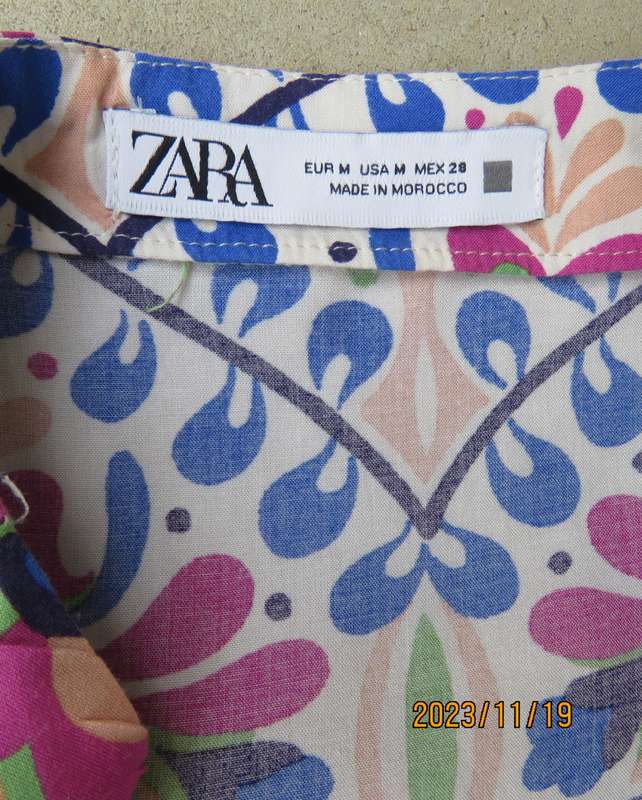 Chic long bell sleeve colourfull cropped top. Low V with flare peplum. By ZARA size 36. New cond.