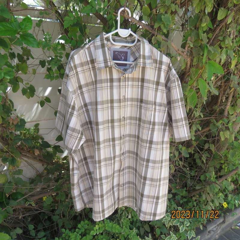 High quality casual short sleeve men`s pure cotton shirt by DOW JONES size XXL .Brown/beige check.