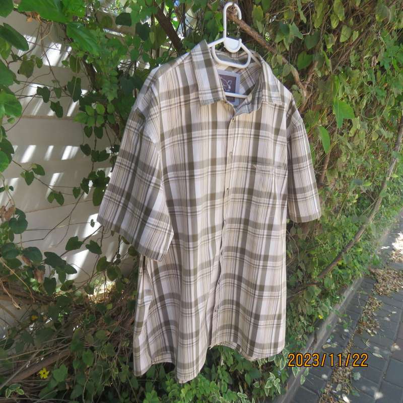 High quality casual short sleeve men`s pure cotton shirt by DOW JONES size XXL .Brown/beige check.