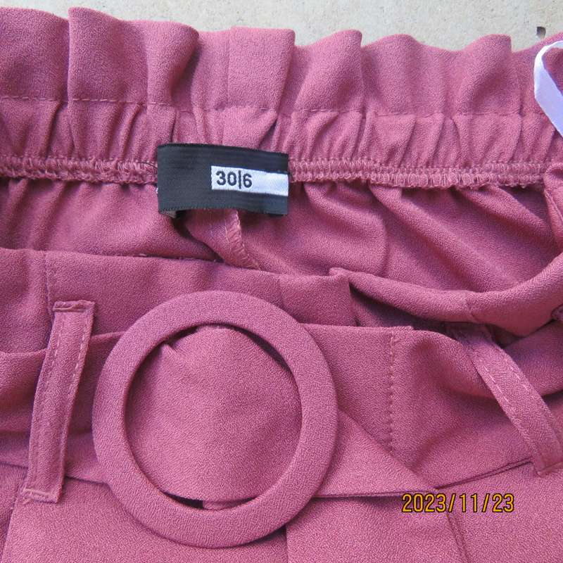 Stunning rouge pink wide legged pants with pleated front/elastic back. Front belt. Size 30/6.As new