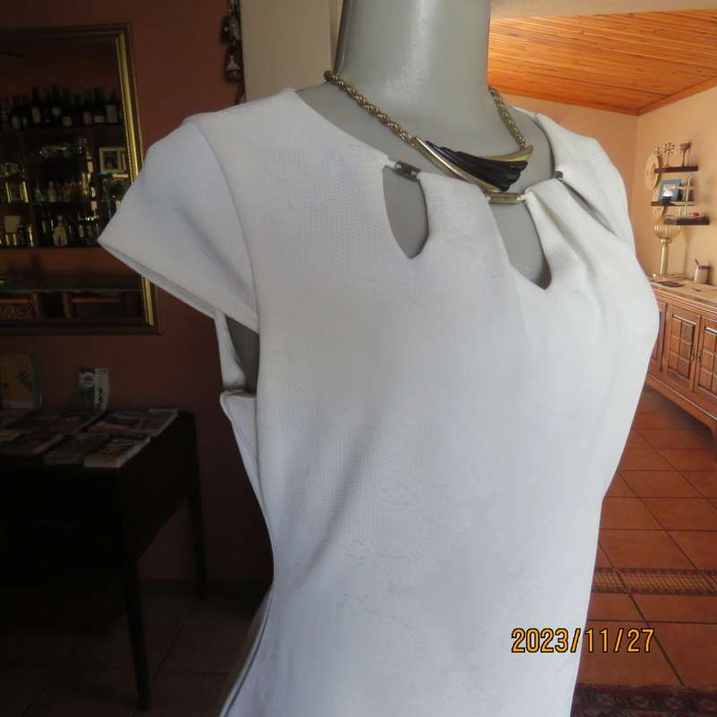 Up the luxe in this white baroque patterned sleek stretch polyester dress by TRUWORTHS.36.New cond.