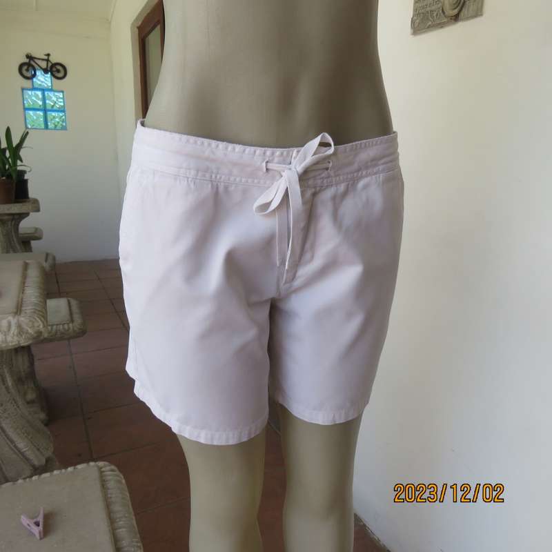 Simple white classic shorts in heavy cotton. By WOOLWORTS size 36/12. Drawstring waist.New condition