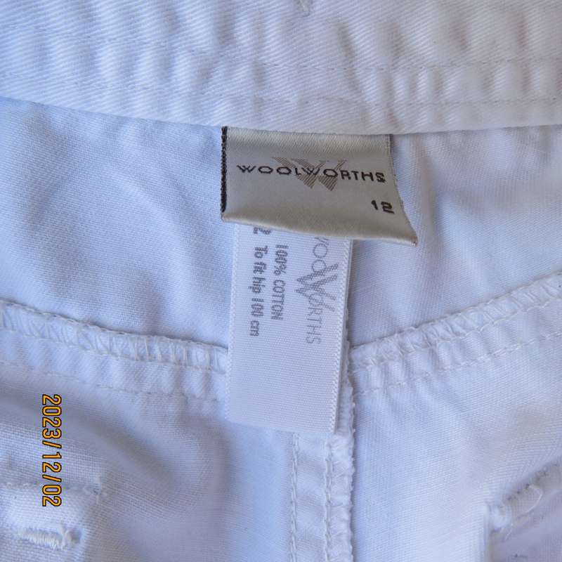 Simple white classic shorts in heavy cotton. By WOOLWORTS size 36/12. Drawstring waist.New condition