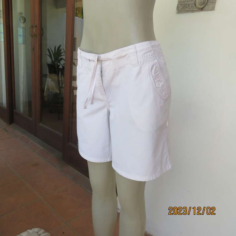Pretty white 100% cotton shorts by WOOLWORTHS size 38. Pockets back/sides. As new.