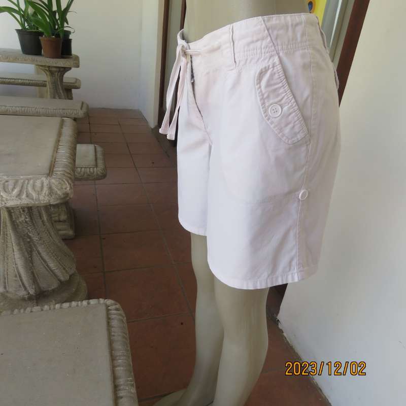 Pretty white 100% cotton shorts by WOOLWORTHS size 38. Pockets back/sides. As new.