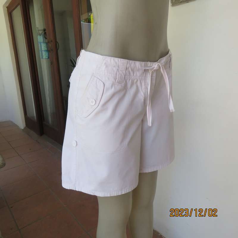 Pretty white 100% cotton shorts by WOOLWORTHS size 38. Pockets back/sides. As new.