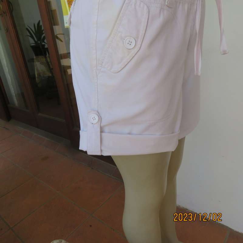 Pretty white 100% cotton shorts by WOOLWORTHS size 38. Pockets back/sides. As new.