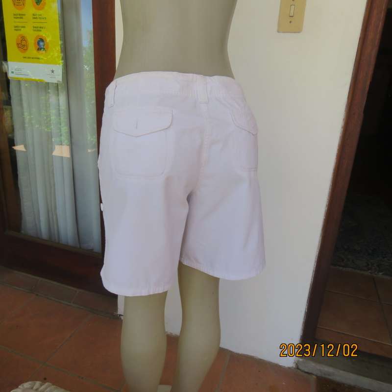 Pretty white 100% cotton shorts by WOOLWORTHS size 38. Pockets back/sides. As new.