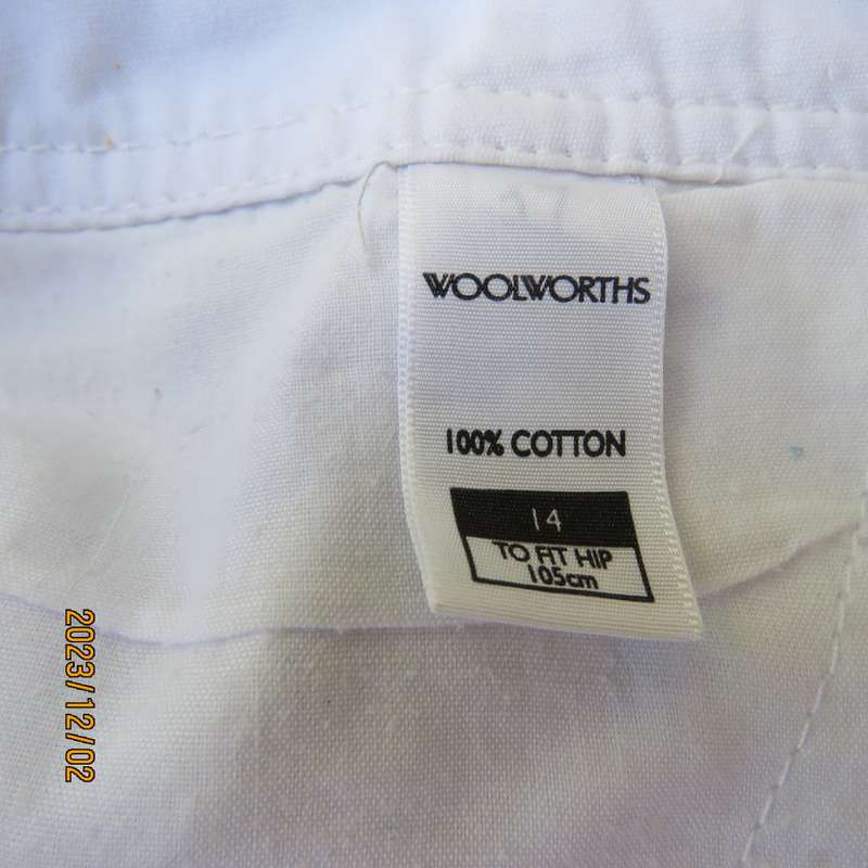 Pretty white 100% cotton shorts by WOOLWORTHS size 38. Pockets back/sides. As new.