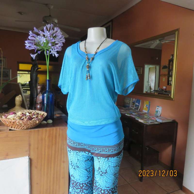 Stunning 2 layer slip over turquoise top by MENGSHA size 36/12. Polyester/nylon. Brand new cond.