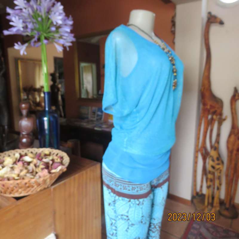 Stunning 2 layer slip over turquoise top by MENGSHA size 36/12. Polyester/nylon. Brand new cond.