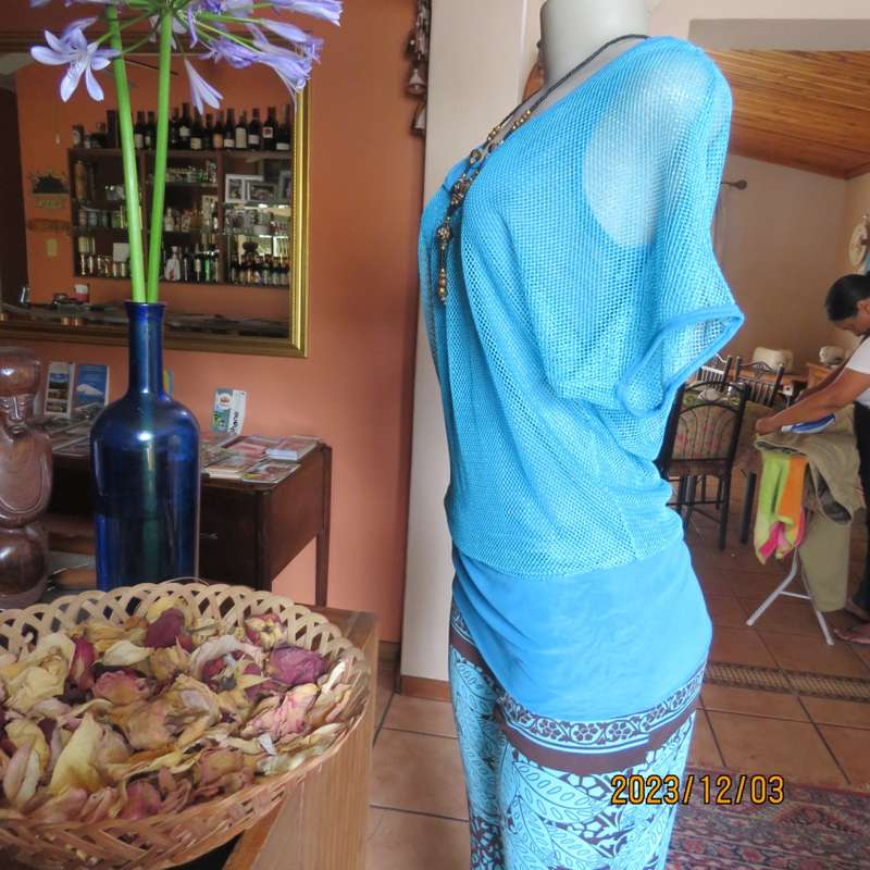 Stunning 2 layer slip over turquoise top by MENGSHA size 36/12. Polyester/nylon. Brand new cond.