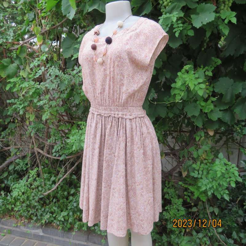 Beautiful cool wheat/white dainty floral polycotton dress by FREEZIA size 38. Underskirt. New cond.