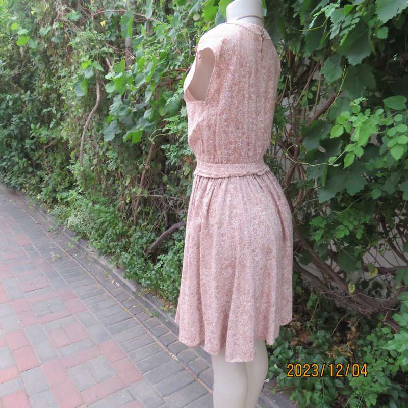 Beautiful cool wheat/white dainty floral polycotton dress by FREEZIA size 38. Underskirt. New cond.