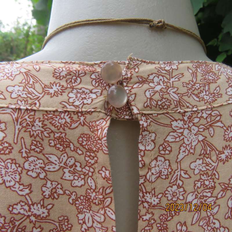 Beautiful cool wheat/white dainty floral polycotton dress by FREEZIA size 38. Underskirt. New cond.