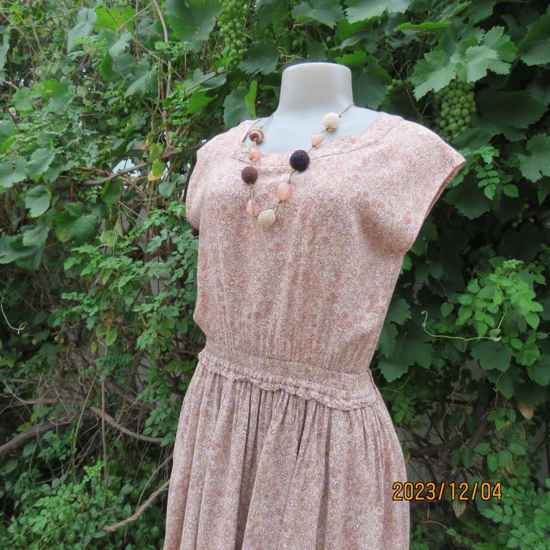 Beautiful cool wheat/white dainty floral polycotton dress by FREEZIA size 38. Underskirt. New cond.