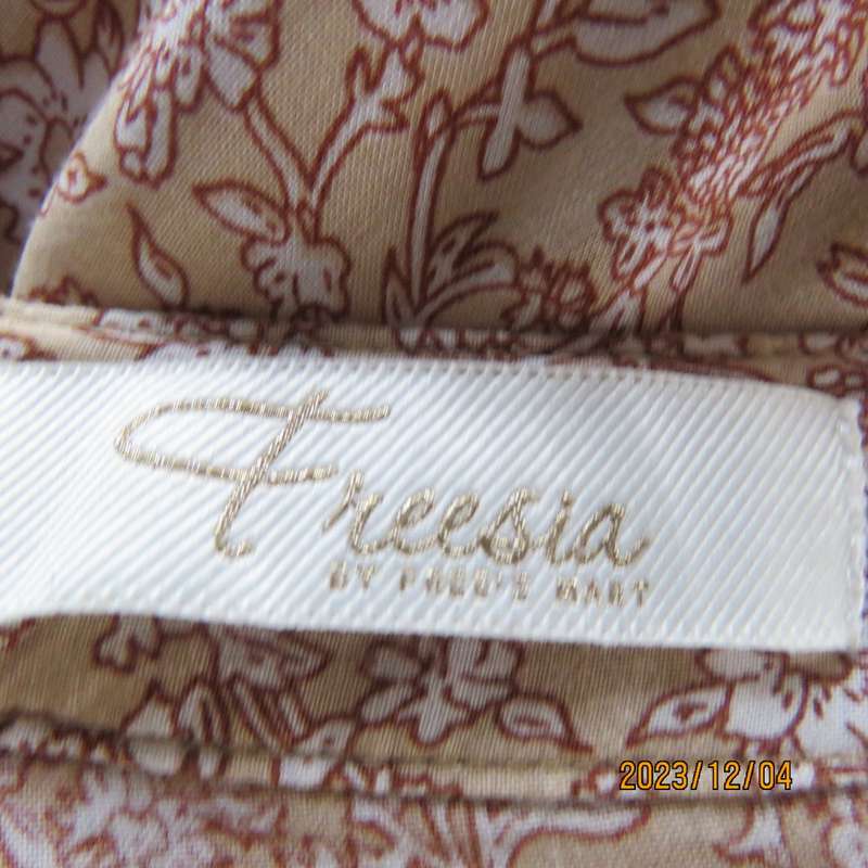 Beautiful cool wheat/white dainty floral polycotton dress by FREEZIA size 38. Underskirt. New cond.