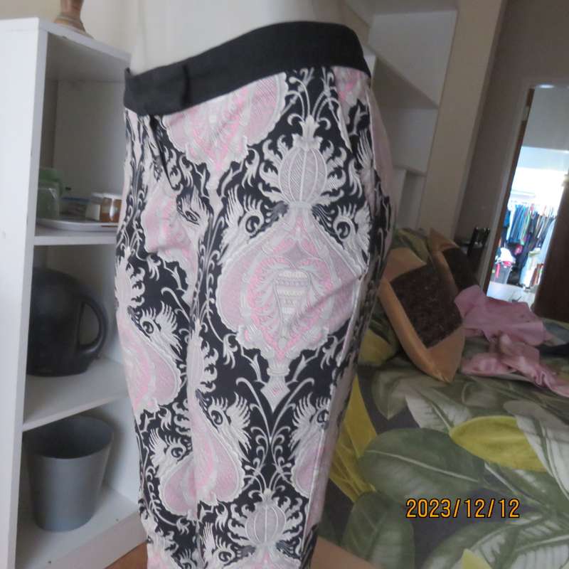 Baroque pink/white/black printed stretch cotton skinny leg pants size 36 to 37. By STUDIO W.As new