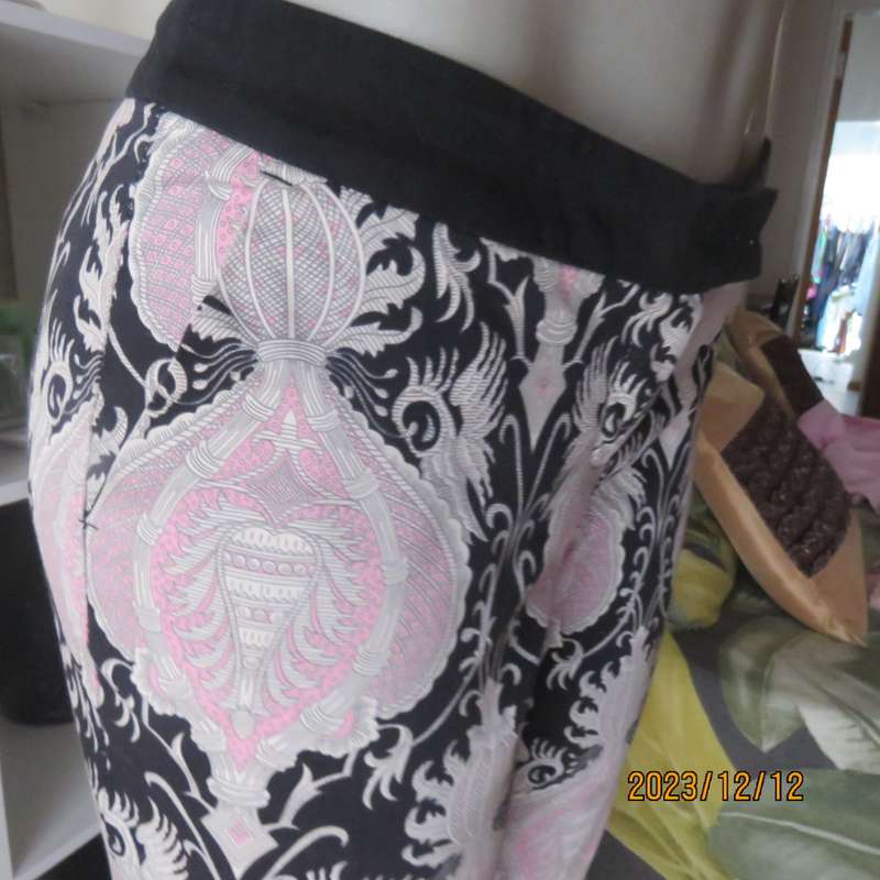 Baroque pink/white/black printed stretch cotton skinny leg pants size 36 to 37. By STUDIO W.As new