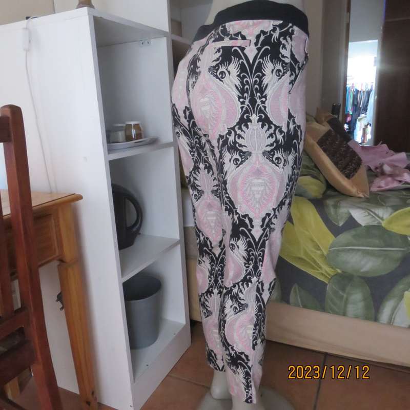 Baroque pink/white/black printed stretch cotton skinny leg pants size 36 to 37. By STUDIO W.As new